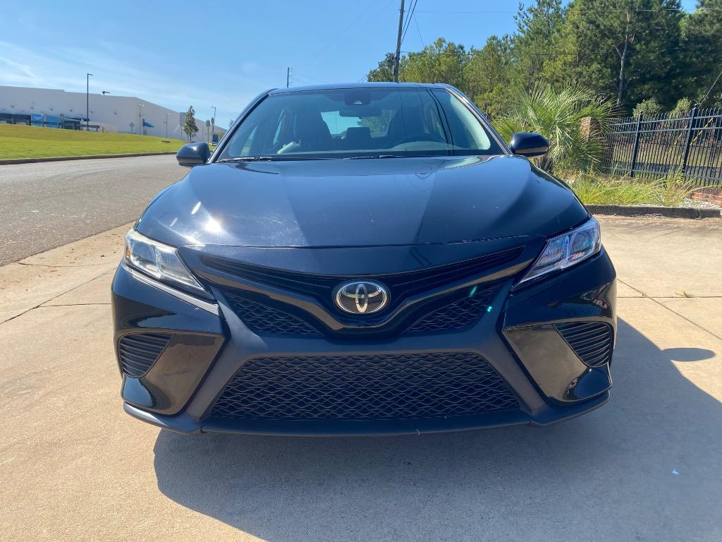 2019 Toyota Camry SE's photo