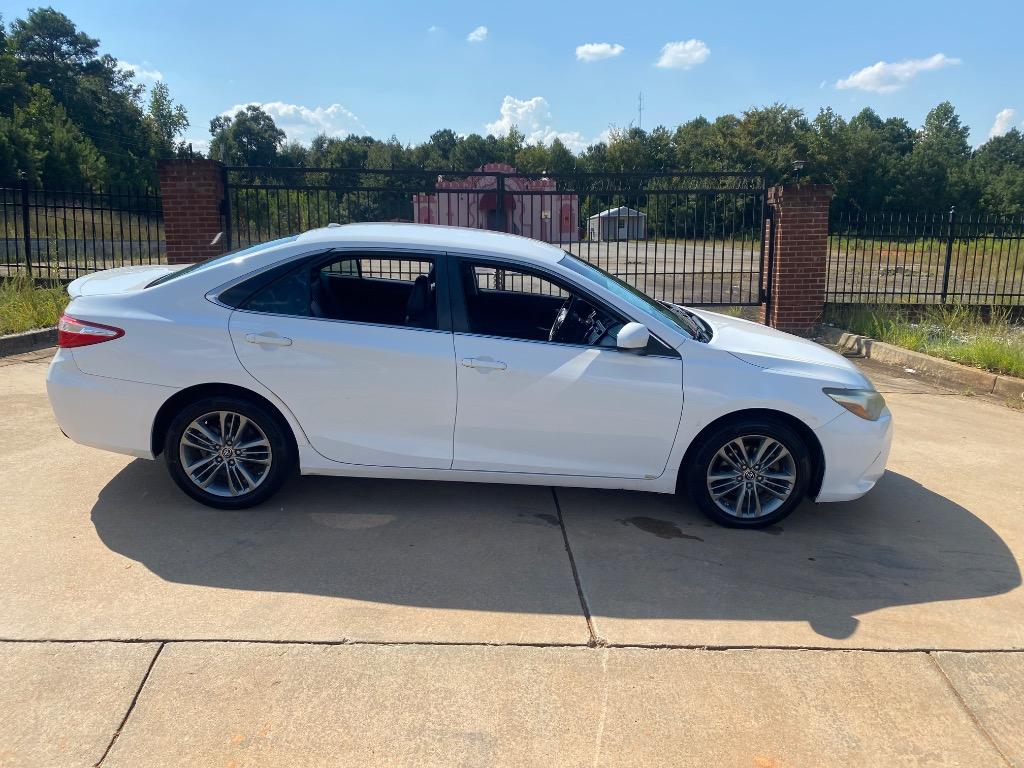 2015 Toyota Camry SE's photo